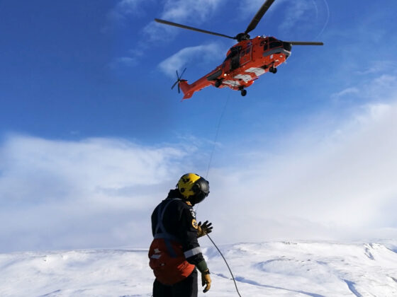 Rescue man Gísli Valur Arnarson works with hoist of ICG Aérospatiale AS.332 (reg. TF-GNA) // Source: Flugblogg
