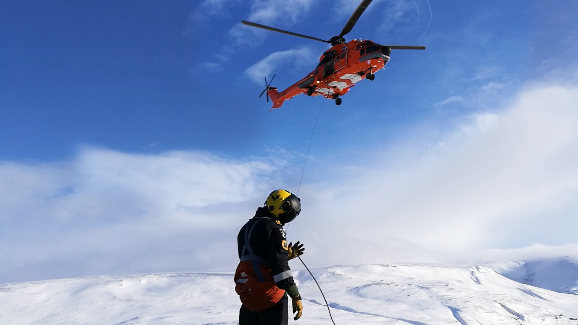 Rescue man Gísli Valur Arnarson works with hoist of ICG Aérospatiale AS.332 (reg. TF-GNA) // Source: Flugblogg