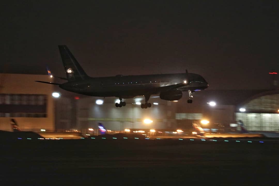 Night landing of Icelandair Boeing 752 TF-ISD in Sheremetyevo, Moscow during World Cup 2018 on 15.06.18 // Source: Alexander Bukin