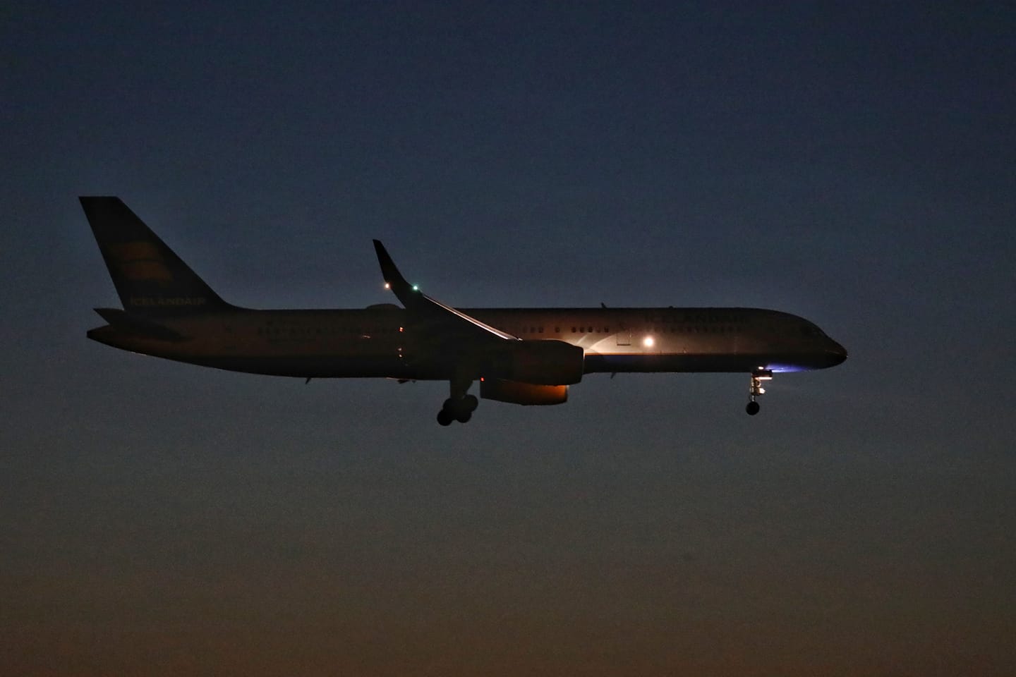 Night landing of Icelandair Boeing 752 TF-ISD in Sheremetyevo, Moscow during World Cup 2018 on 15.06.18 // Source: Alexander Bukin