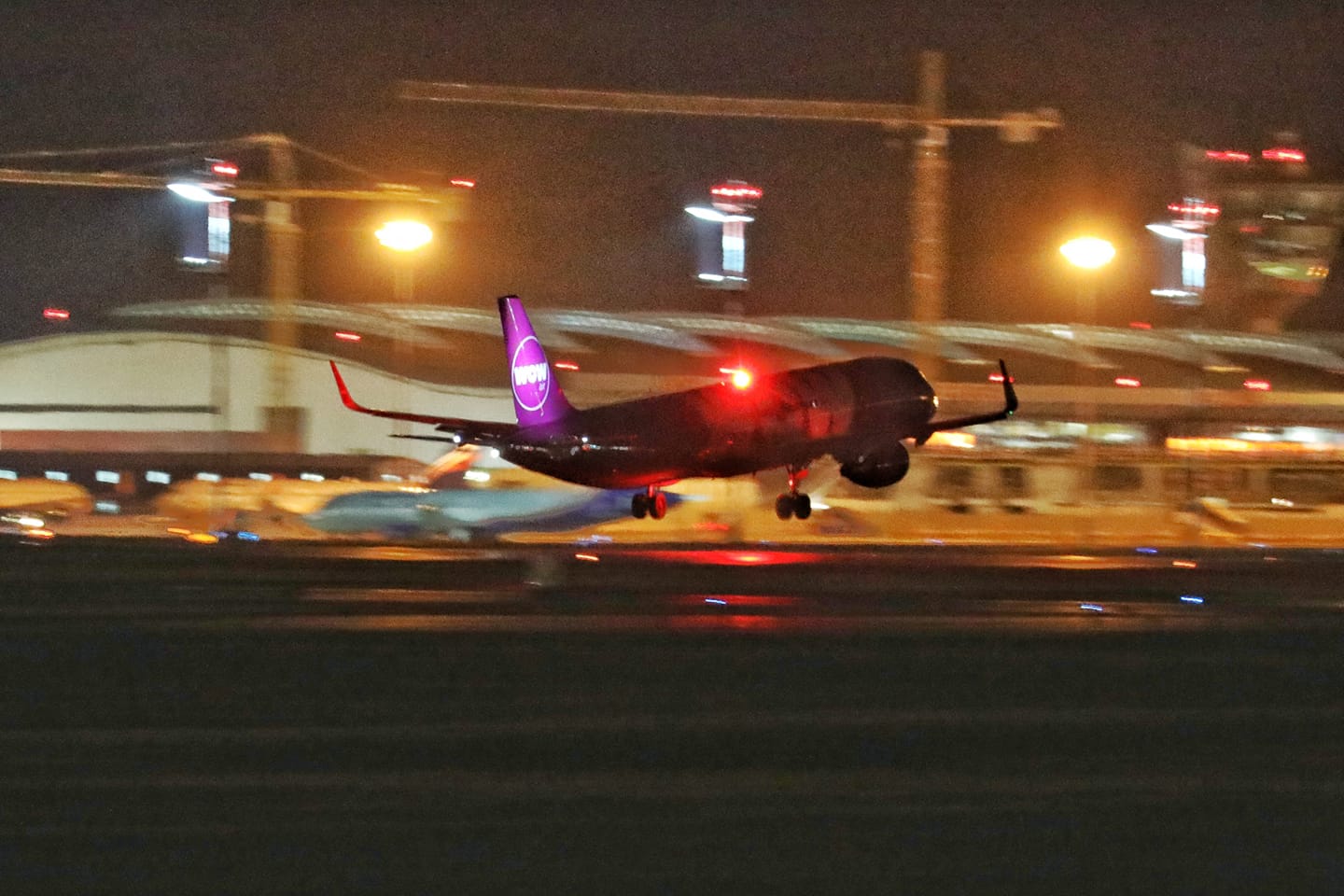 Night landing of WOW air Airbus A231 TF-JOY in Sheremetyevo, Moscow during World Cup 2018 on 15.06.18 // Source: Alexander Bukin