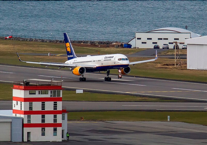 Icelandair Boeing 757 is departing from Reykjavik airport // Source: Karl Georg Karlsson
