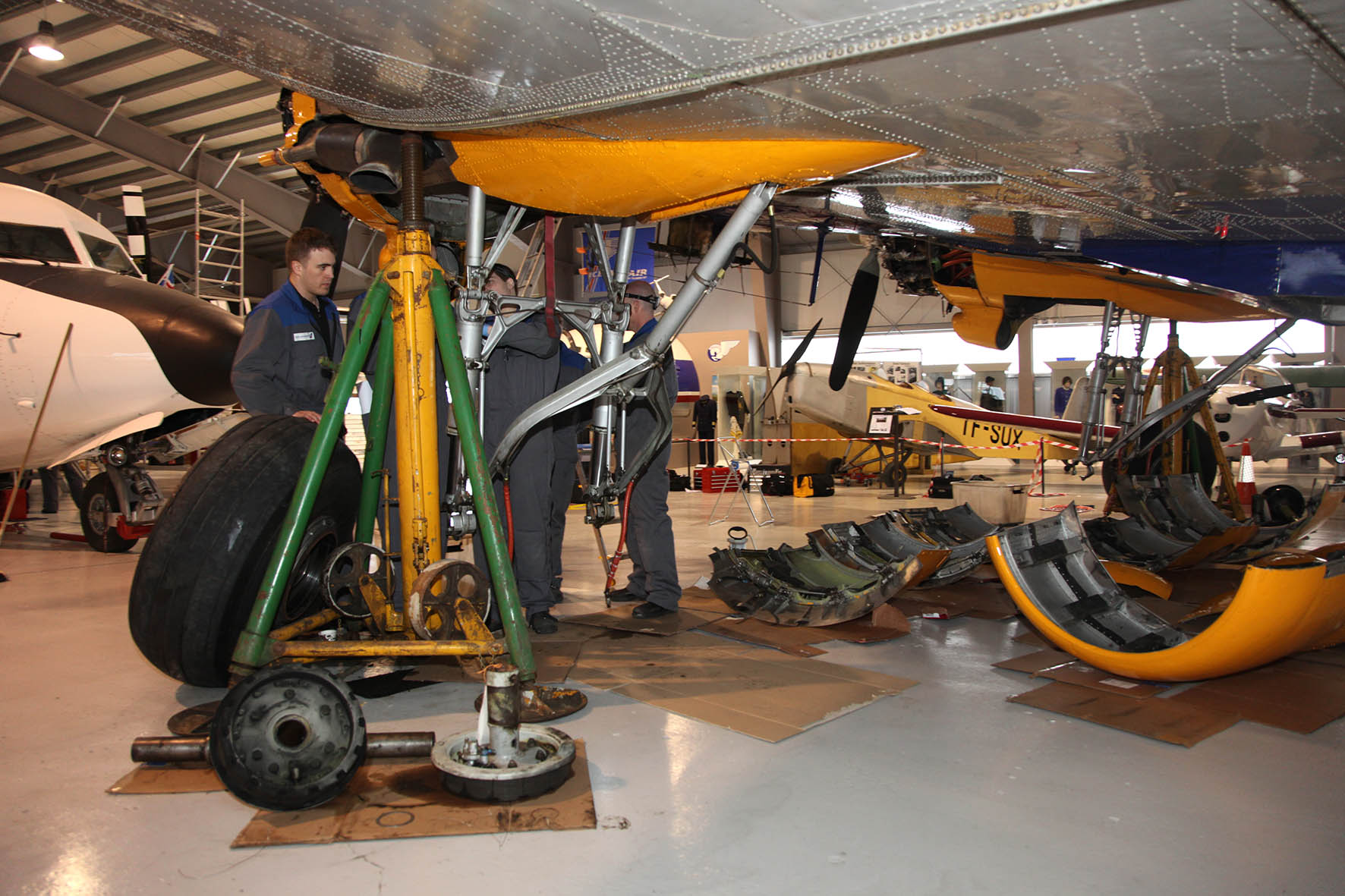 DC3 Þristavinir club and TF-NPK during maintenance // Source: Flugsafn Íslands (Hörður Geirsson)