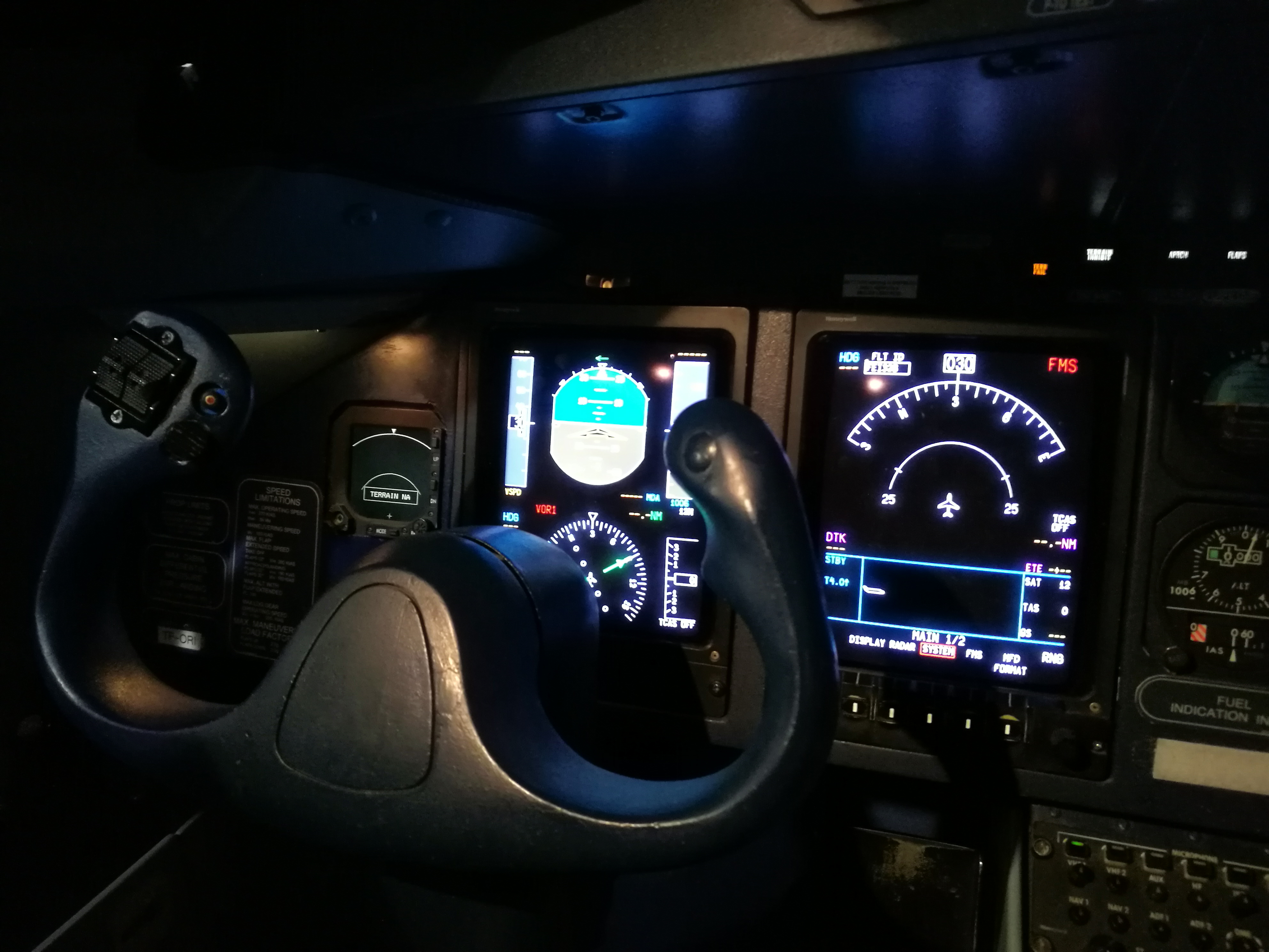 The cockpit of "Eagle Air" Dornier 328 (reg. TF-ORI) // Source: Flugblogg