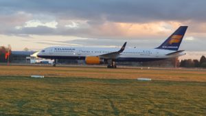 Icelandair Boeing 757-200 reg. TF-ISZ in its final destination after landing in Cotswold airport, UK // Source: @MariaMcGuinne3 (Twitter)