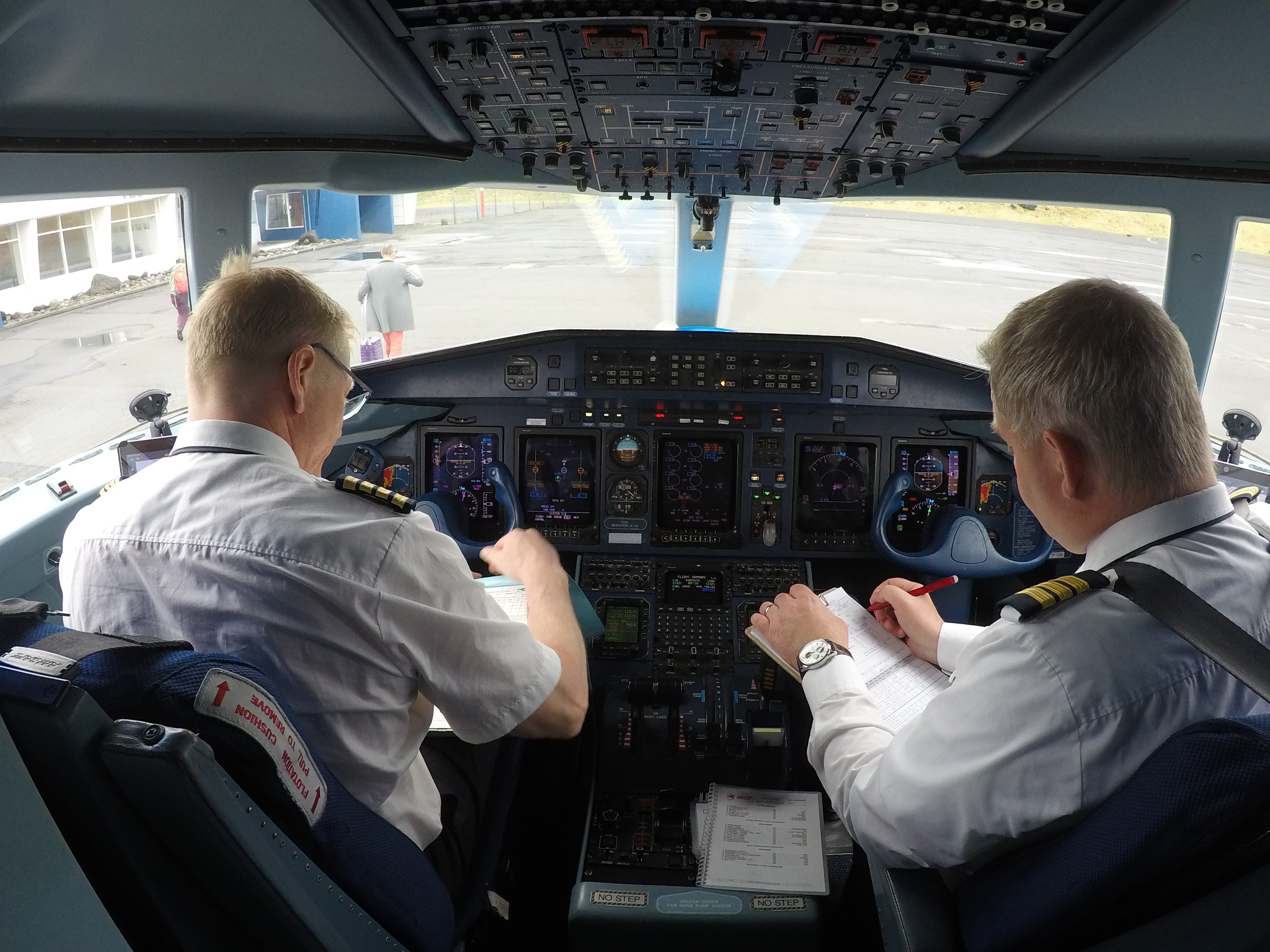 The cockpit of Eagle Air Dornier Do328 (reg. TF-ORI) // Source: Flugblogg