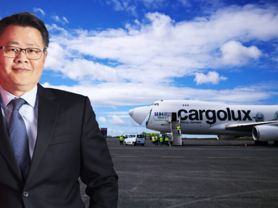 Cargolux CEO Richard Forson and Cargolux Boeing 747-400 "Sea Life" LX-ECV // Source: Flugblogg