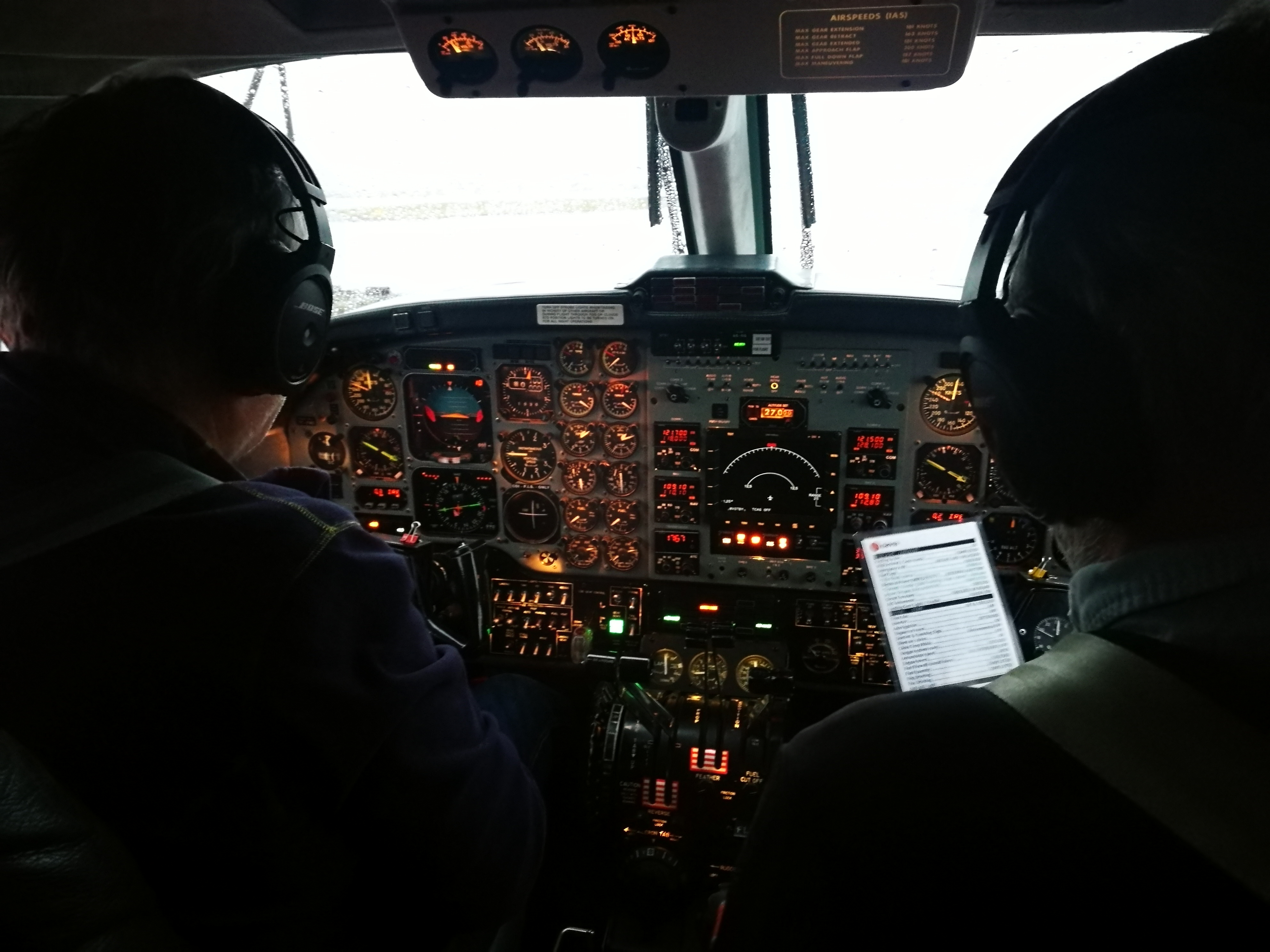 The cockpit of Isavia Beechcraft Super King Air 200 TF-FMS // Source: Flugblogg