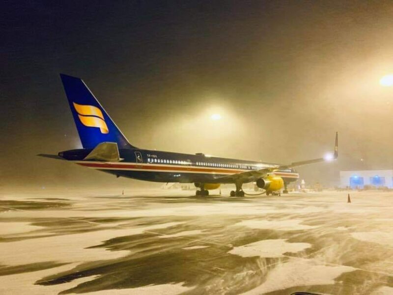 Night blizzard in March in Keflavik (BIKF) with Icelandair Boeing 757-300 reg. TF-ISX // Source: Sigurður Magnússon