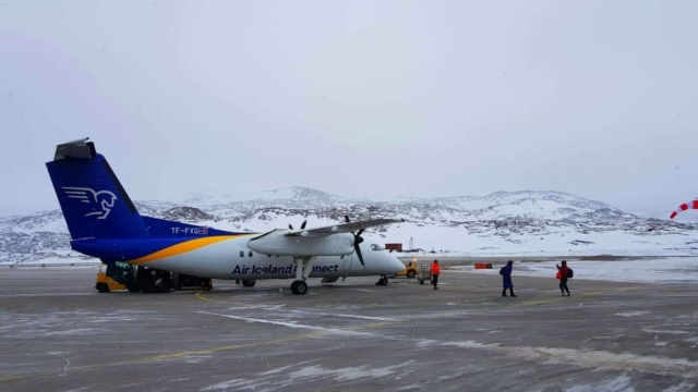Air Iceland Connect Bombardier Dash 8 Q200 reg. TF-FXG unloading after performing flight FXI439 from Reykjavik (BIRK) to Ilulissat (BGJN) // Source: Kamil Krzywdzinski