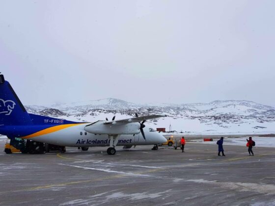 Air Iceland Connect Bombardier Dash 8 Q200 reg. TF-FXG unloading after performing flight FXI439 from Reykjavik (BIRK) to Ilulissat (BGJN) // Source: Kamil Krzywdzinski