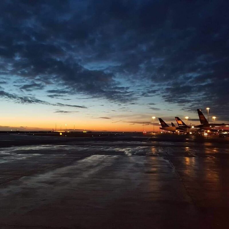 Spectacular sunset in Keflavík (BIKF) and a row of Icelandair tails // Source: Łukasz Bednarski