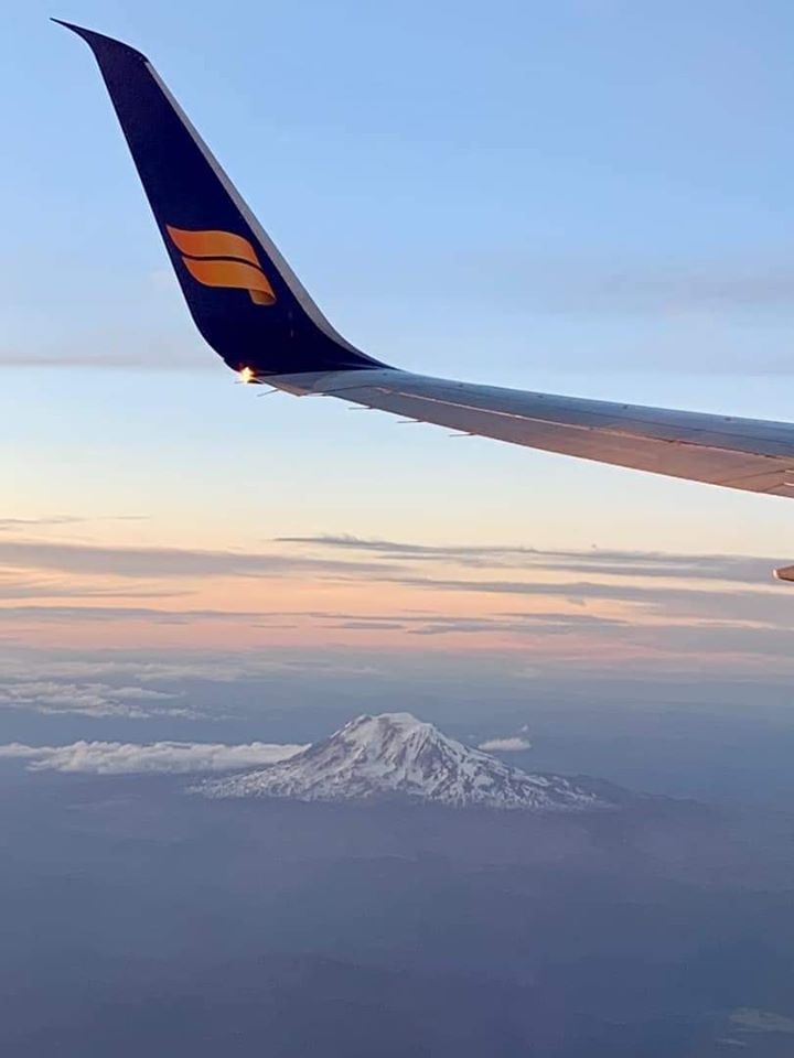 The mountain Adams near Washington, the US, could be seen from Icelandair Boeing 757-200, performing flight ICE662 from Portland (KPDX) to Keflavik (BIKF) // Source: Ólafur Gunnarsson