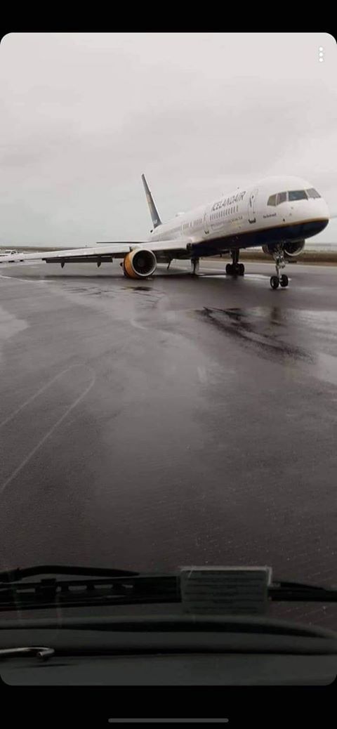 Icelandair's Boeing 757-200 reg. TF-FIA expreinced gear's collapse in Keflavik // Source: Flugblogg's readers