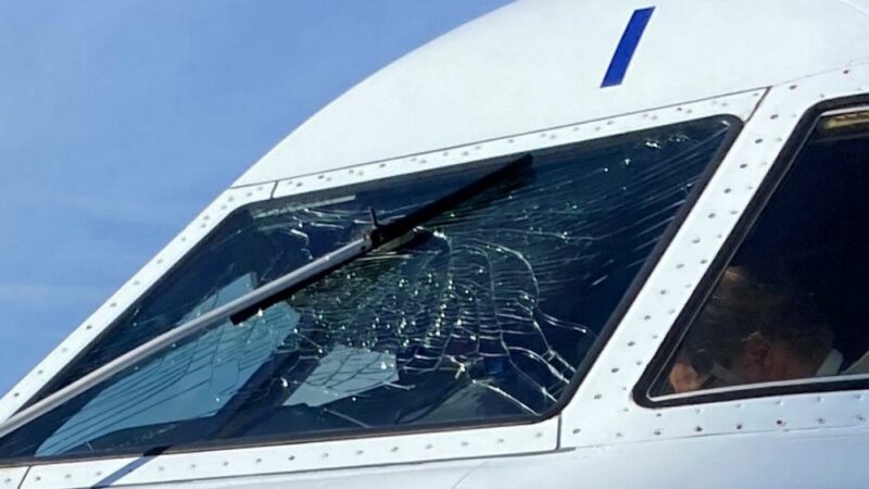 The crack in the windshield of Air Iceland Connect Bombardier Dash 8 Q400 TF-FXI // Source: RÚV (Bozena Teresa Bial)