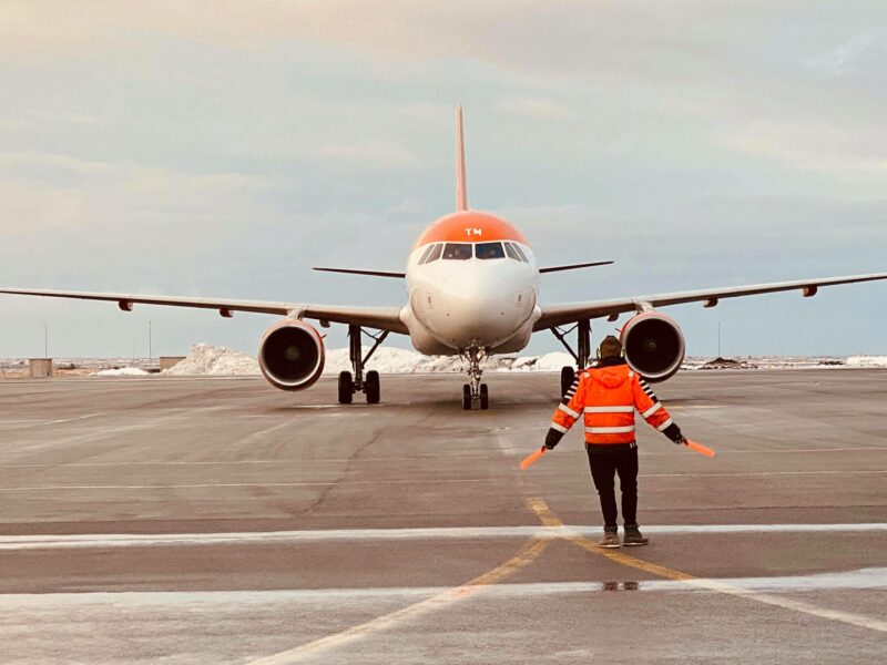 easyJet Airbus A320 reg. G-EZTM during ground operations before the flight U22298 / EZY18ZR from Keflavik to Luton, London // Source: Sigurður Magnússon