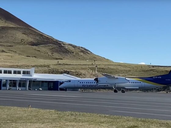 Air Iceland Connect Bombardier Dash 8 Q400 reg. TF-FXI in Vestmannaeyjar airport in May 2021 // Source: Gudmundur Alfredsson (YouTube)