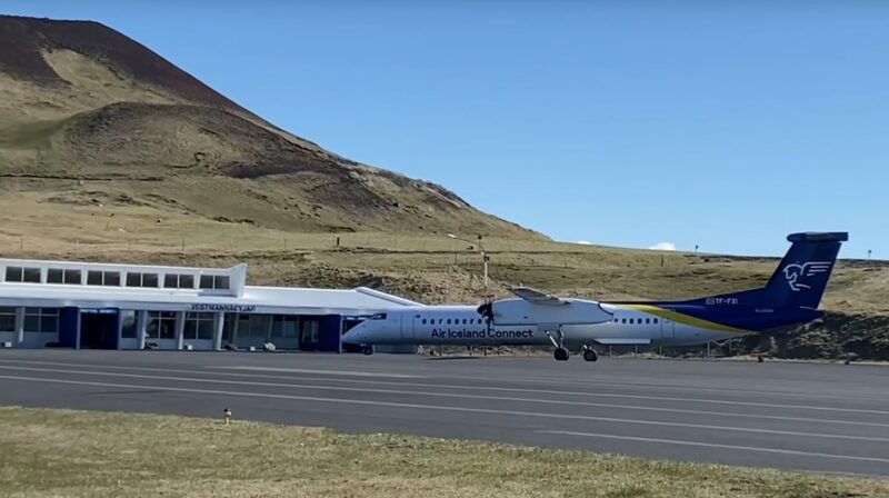 Air Iceland Connect Bombardier Dash 8 Q400 reg. TF-FXI in Vestmannaeyjar airport in May 2021 // Source: Gudmundur Alfredsson (YouTube)
