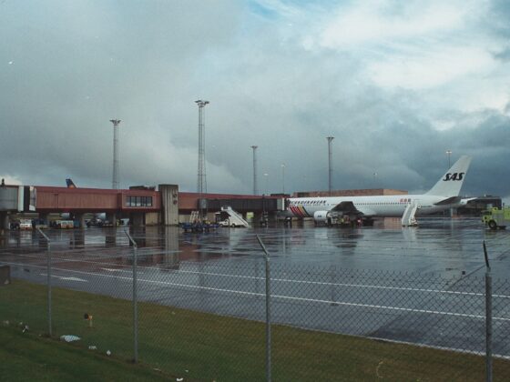 SAS airlines Boeing 767-383ER reg. LN-RCE ("Aase Viking") refuelling in Keflavik before return to Europe because of the closure of New York airpsace on 11 September 2001 // Srouce: Ásgeir Sigurðsson