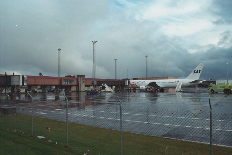 SAS airlines Boeing 767-383ER reg. LN-RCE ("Aase Viking") refuelling in Keflavik before return to Europe because of the closure of New York airpsace on 11 September 2001 // Srouce: Ásgeir Sigurðsson