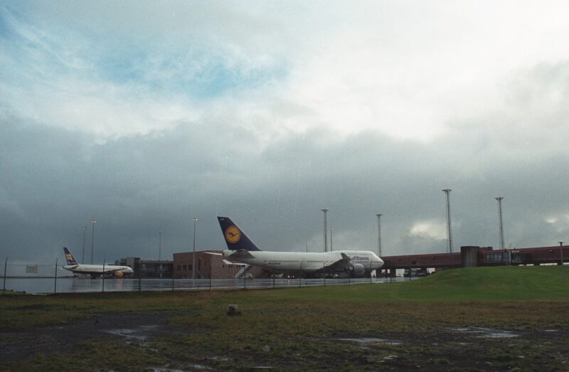 Lufthansa Boeing 747-430 reg. D-ABVW ("Wolfsburg") refuelling in Keflavik before return to Europe because of the closure of New York airpsace on 11 September 2001 // Srouce: Ásgeir Sigurðsson