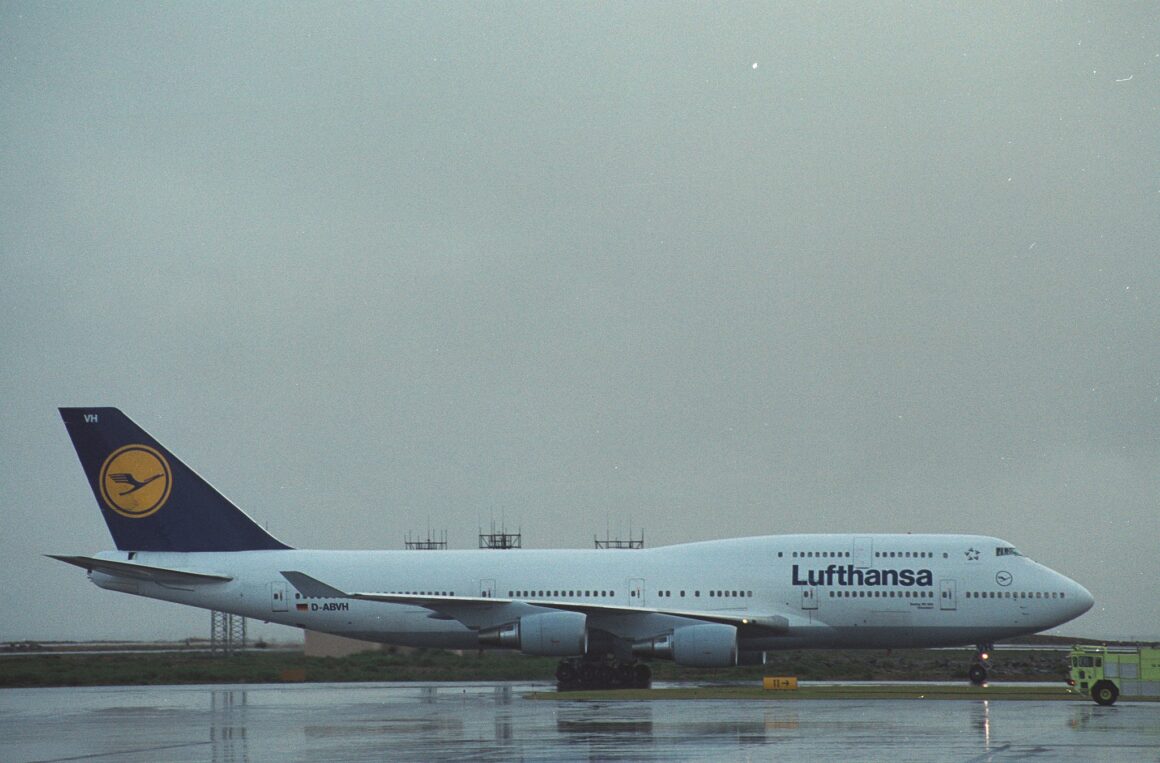 Lufthansa Boeing 747-430 reg. D-ABVH ("Düsseldorf") after refuelling in Keflavik before return to Europe because of the closure of New York airpsace on 11 September 2001 // Srouce: Ásgeir Sigurðsson