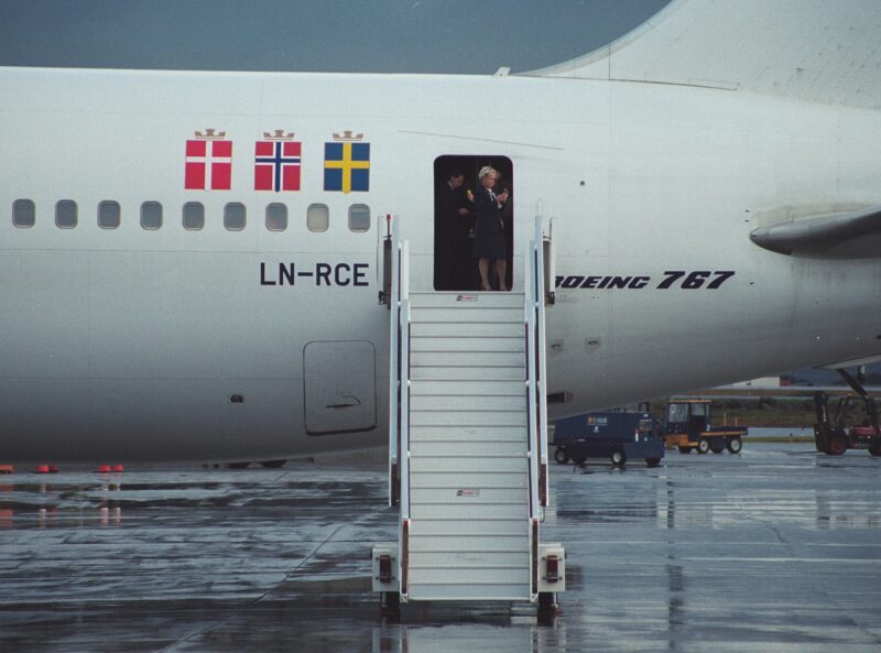 SAS airlines crew send SMS from Boeing 767-383ER reg. LN-RCE ("Aase Viking") which stoped for refuelling in Keflavik before return to Europe because of the closure of New York airpsace on 11 September 2001 // Srouce: Ásgeir Sigurðsson