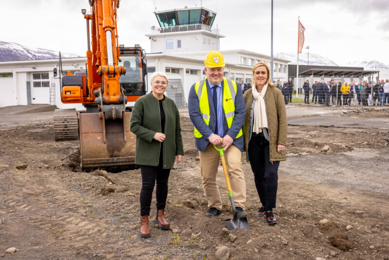 Akureyri Airport Director and Director for the Northern district at Isavia Regional Airports Hjördís Þórhallsdóttir, Minister of Transport Sigurður Ingi Jóhansson and director of Isavia Regional Airports Sigrún Björk Jakobsdóttir at the ground breaking ceremony for the expansion of the Akureyri Airport terminal in 2021 // Source: Isavia