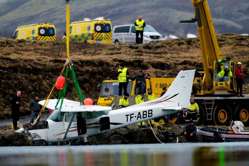 Cessna 172 reg. TF-ABB was taken from the bottom of Þingvallavatn after crash on 3.February // Source: Kristinn Magnússon (MBL.is)