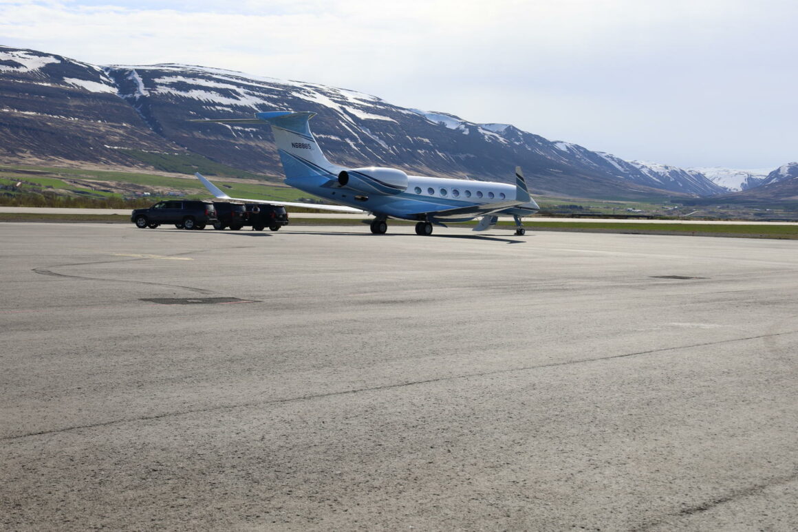 Gulfstream G650ER reg. N68885 after allegedly delivering Mark Zuckerberg and his wife Priscilla Chan in Akureyri // Source: Sigurður Bogi (MBL.is)
