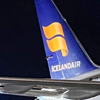 Icelandair Boeing 757-200 reg. TF-FIK damaged in Heathrow airport by Korean Air Boeing 777 // Source: CPlanespotting (Twitter)