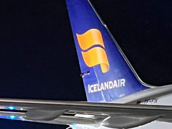 Icelandair Boeing 757-200 reg. TF-FIK damaged in Heathrow airport by Korean Air Boeing 777 // Source: CPlanespotting (Twitter)