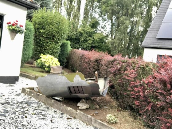Part of an engine, fallen in the yard in Waremme, from Air Atlanta Icelandic Boeing 747-412F reg. TF-AMC // Source: Facebook page of Hervé Rigot