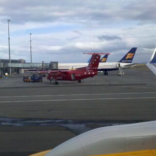 Air Greenland Bombardier Dash 8 Q200 reg. OY-GRH in Keflavik airport // Source: Andy Todd (flickr.com)