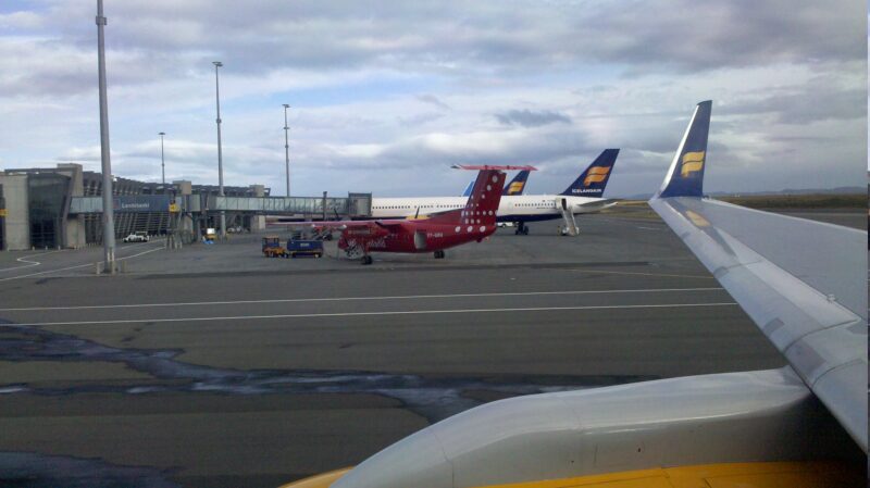 Air Greenland Bombardier Dash 8 Q200 reg. OY-GRH in Keflavik airport // Source: Andy Todd (flickr.com)