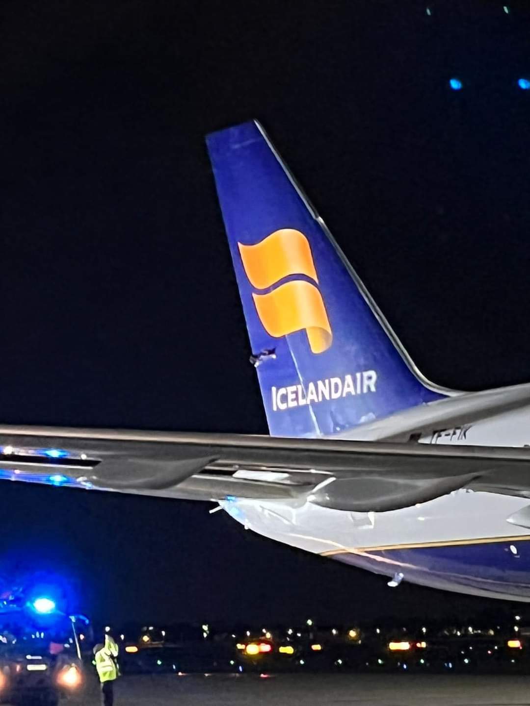 Icelandair Boeing 757-200 reg. TF-FIK damaged in Heathrow airport by Korean Air Boeing 777 // Source: CPlanespotting (Twitter)