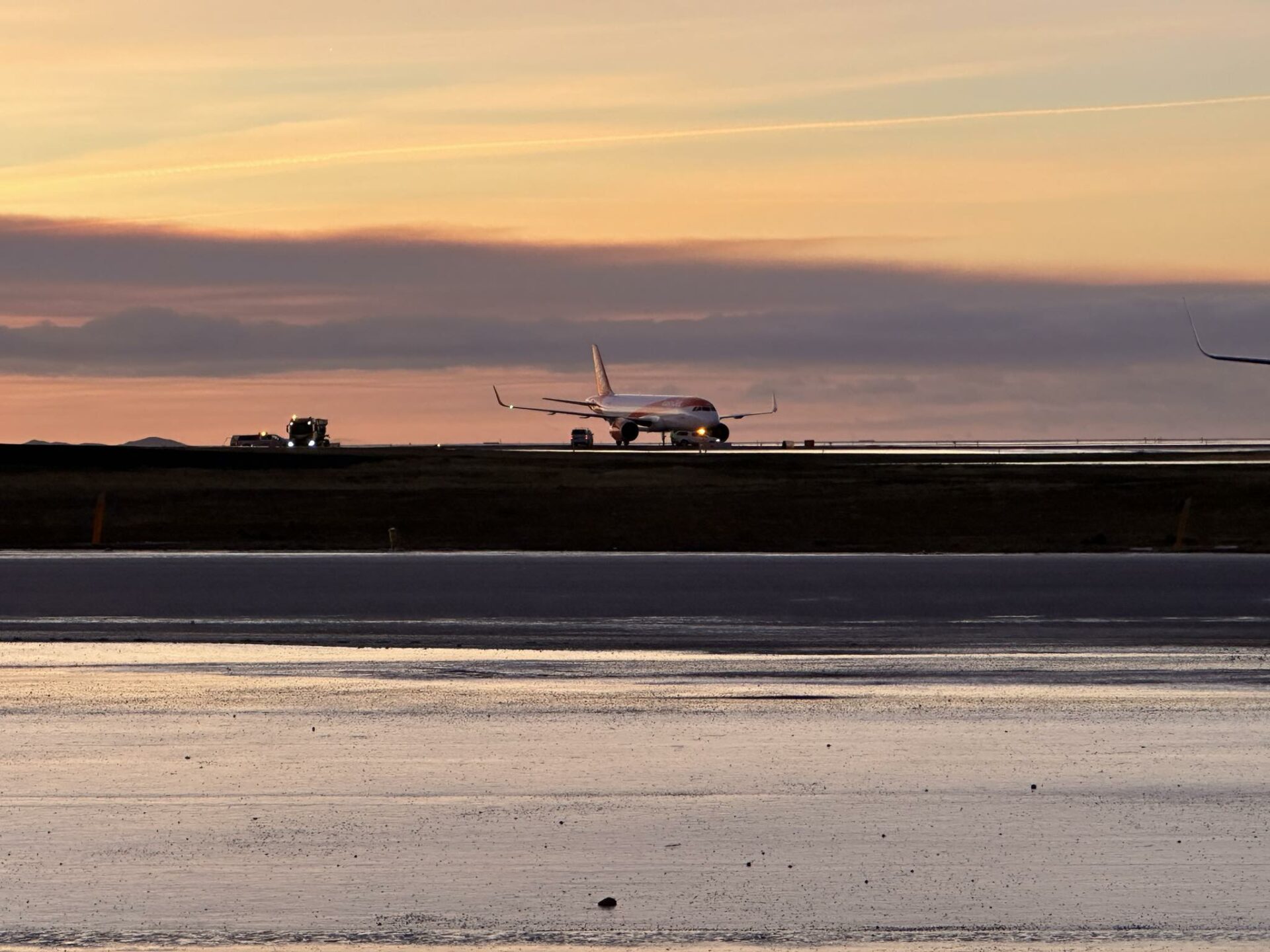 easyJet A320neo performing flight EZY12BV (U28843) rolled out taxiway in Keflavik // Source: Jahnusz