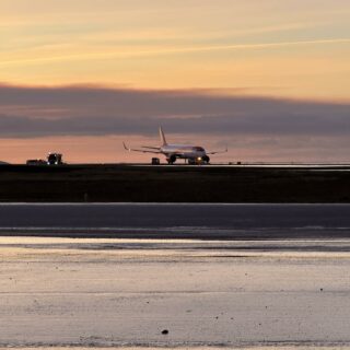 easyJet A320neo performing flight EZY12BV (U28843) rolled out taxiway in Keflavik // Source: Jahnusz